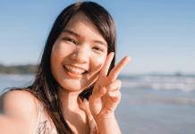 Programe sua próxima viagem de verão com estas 5 Dicas Práticas tourist-selfie-beach