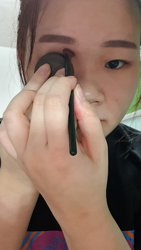 cut crease hack dengan tutup botol 5 minute makeup