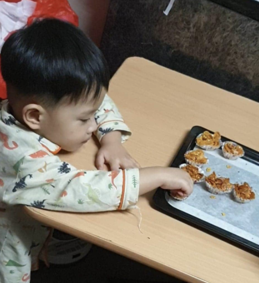 Memakan kue kering cornflake