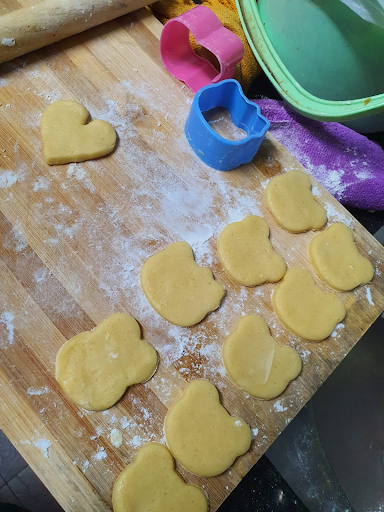 Cutting dough for cookie snack