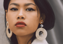 เตรียมกรีดตาให้คมกริ๊บด้วย 3 อายไลเนอร์สุดปัง พร้อมเนรมิตวิงไลเนอร์สุดเป๊ะ! Model with the perfect winged tip eyeliner makeup look